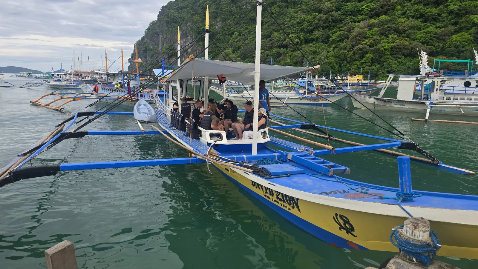 Standardowa prywatna bangka na island hopping w El Nido